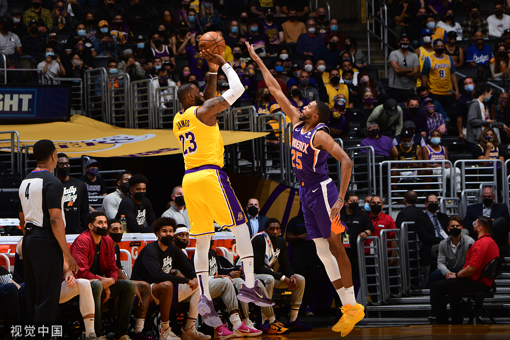  湖人戴维斯统治禁区，力克太阳